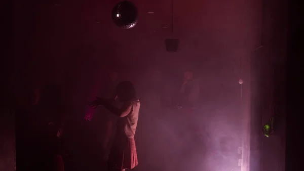 Силуэт Изображения Людей Танцуют Дискотеке Ночной Клуб Музыку Сцене Атмосфера — стоковое фото