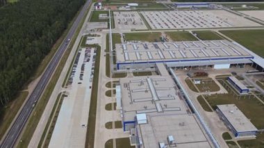 Hava manzaralı yeni araba ithalat ve ihracat işi lojistiği için otomobil fabrikasının sokak parkında satılığa çıktı. Ticari iş dünyası için otomobil ve otomobil otoparkı.