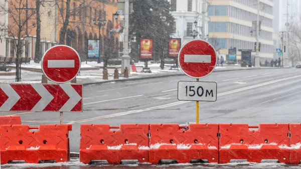 Zárt Tábla Télen Tilos Forgalom Utat Karbantartás Építkezés Miatt Lezárták — Stock Fotó