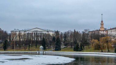 İnce buz tabakalarıyla nehrin karanlık suları. Minsk 'in merkezindeki nehirdeki ilk buz. Şehir kavramları. Metin için boşluk.