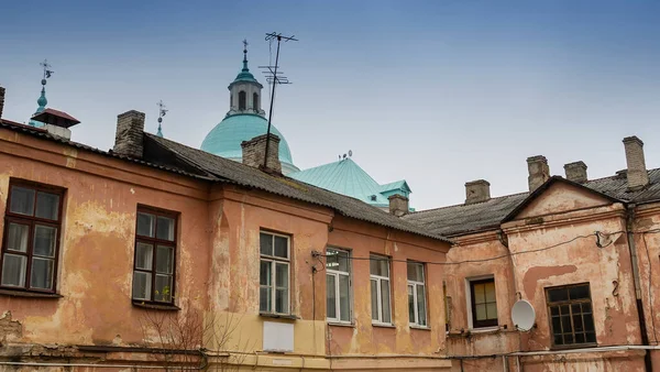 Şehir merkezindeki eski evin avlusundan bak. Eski bir apartmanın duvarı. Kentsel kavramlar.