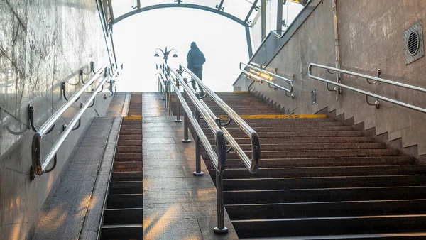 Σκάλα Στην Υπόγεια Διάβαση Σκάλα Προς Την Ελευθερία Ακτίνες Του — Φωτογραφία Αρχείου