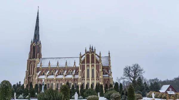 冬のベラルーシのゲルビティの町にあるネオゴシック様式の大聖堂教会は 劇的な空を背景にしています テキスト用のスペース 宗教と歴史遺産の概念 — ストック写真