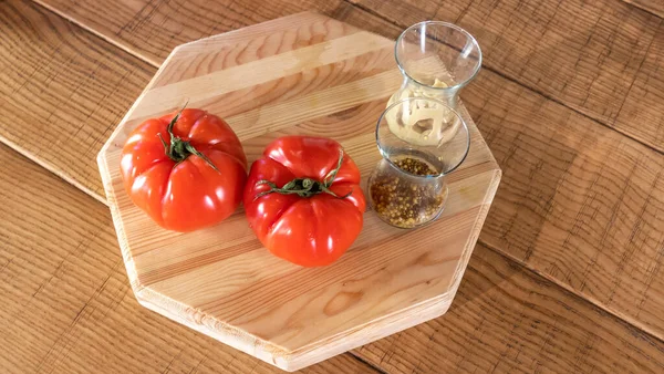 Corte Tabla Madera Con Tomates Rojos Enteros Cuencos Con Salsas — Foto de Stock