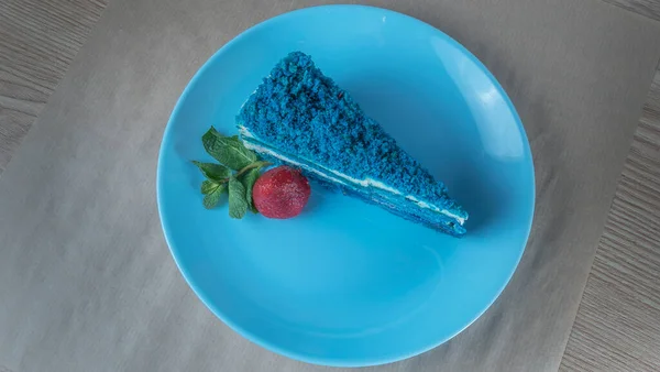 Niebieskie Ciasto Truskawkami Liściem Mięty Jasnoniebieskim Talerzu Widok Góry Koncepcja — Zdjęcie stockowe