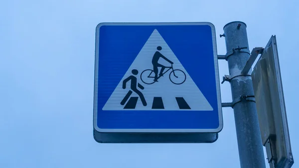 Мбаппе Пешеход Поют Фоне Сумерков Знак Показывает Пешеходную Велосипедную Дорожку — стоковое фото