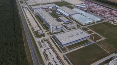 Modern fabrikanın havadan görünüşü. Endüstri bölgesi ve yakınlarda bir sürü araba var. Endüstriyel kavram.