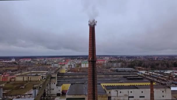 연기가 흐르는 파이프 하늘에 연기가 보일러 하우스의 파이프 공중에서 생태학적 — 비디오