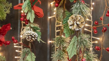 Yeşil köknar dalları ve konileri olan çelenkler. Mutlu Noeller ve mutlu yıllar teması. Yakın plan Noel süslemeleriName