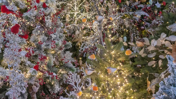 Una Gran Cantidad Juguetes Navidad Forma Pájaros Fondo Decorado Árbol —  Fotos de Stock