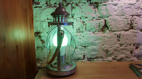 Vintage Lampada Tavolo Brilla Luce Verde Sfondo Muro Mattoni Spazio — Foto Stock