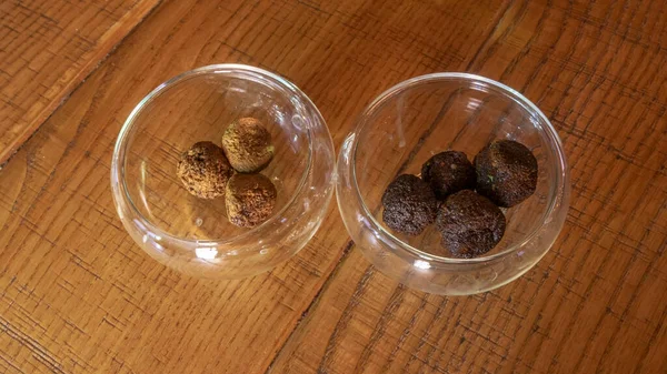 Bovenaanzicht Van Twee Glazen Borden Met Suikerbroodkoekje Houten Ondergrond Voedselconcepten — Stockfoto