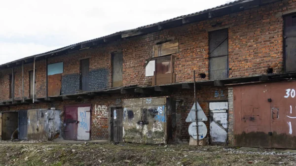 Geschilderde Roestige Oude Magazijndeuren Twee Verdiepingen Tellend Bakstenen Gebouw — Stockfoto