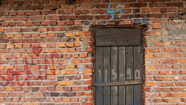 Eine Alte Holztür Einem Verlassenen Backsteinlager — Stockfoto