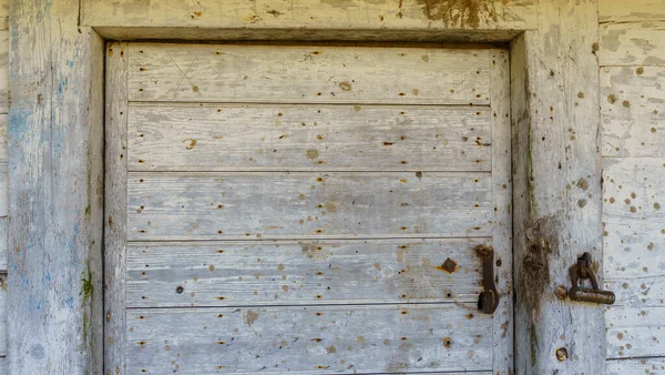 素朴な納屋の白いドア 木製の板やロックを閉じます 皮をむき 風化した テキスト用のスペース テクスチャと背景 — ストック写真