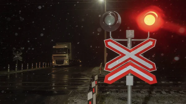 Geceleyin geçen trenle demiryolu kavşağı. Gece geç saatlerde kırsal yolda tren geçidi kapanmış. Yağmur damlaları. Yol şarkısı konsepti.