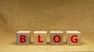 Tahta küplerin arka planında BLOG yazılıydı. İş konsepti. Metin için boşluk.