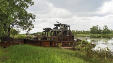 Çernobil yakınlarındaki nehirde terk edilmiş gemiler. Pripyat 'taki terk edilmiş nehir limanı. Modern harabeler. Radyoaktif metal.