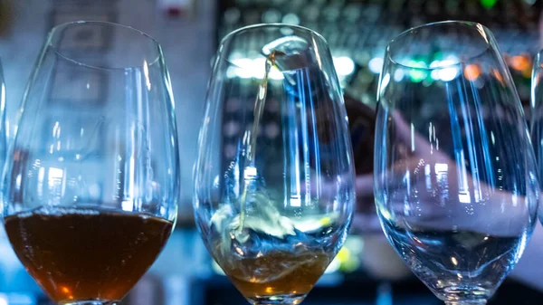 酒吧里放着白葡萄酒和玫瑰酒的Wineglass 食品背景 — 图库照片