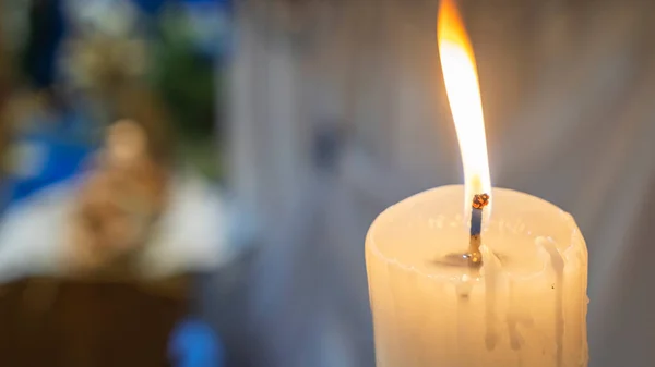 Vela Ardiendo Iglesia Sobre Fondo Borroso Conceptos Navidad Pascua Espacio — Foto de Stock