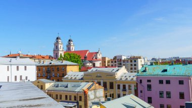 Minsk 'in eski kasabasının muhteşem manzarası. Bir sürü eski evi ve kilise çanlarıyla. Tasarımın için arka plan. Metin için boşluk.