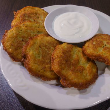 Patatesli gözleme, draniki, mücver veya taze kremayla servis edilen börek. Metin için boşluk.