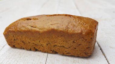 Beyaz ahşap arka planda glütensiz tam tahıllı çavdar ekmeği. Sağlıklı gıda konsepti. Metin için boşluk.