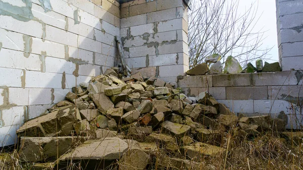 Gebroken Betonnen Blokken Bakstenen Witte Muurondergrond Bouwpuin Ruimte Voor Tekst — Stockfoto