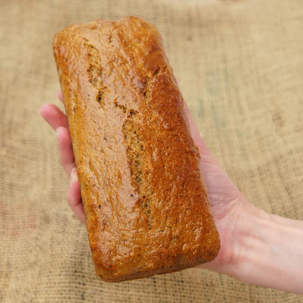 Глютену Цільний Зерновий Житній Хліб Тримається Руці Тлі Мішковини Концепція — стокове фото