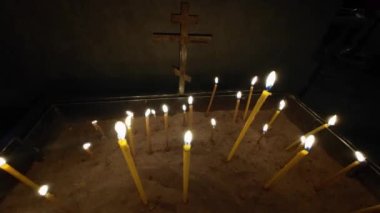 Kilise mum ışığı. Mum cilası. Ortodoks kilisesinde ya da tapınağında yanan mumlar var. Seçici odaklanma. Tapma kavramları.