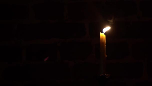 Kaarsvlam Close Een Donkere Achtergrond Gesmolten Wax Candle Lichte Rand — Stockvideo