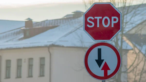Yol Işaretleri Gelen Trafiğin Avantajı Binanın Arka Planında Stop Road — Stok fotoğraf