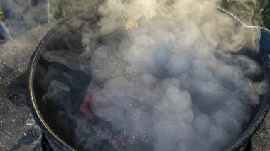 Büyük bir kazanda şarap kaynattım. Sıcak şarap büyük bir tencerede pişirilir. Geleneksel festivalde vitaminler. Çeşitli meyve ve baharatlarla sıcak şarap.