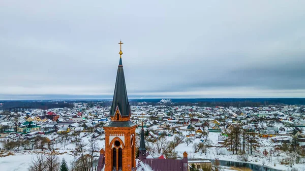 Luftaufnahme Eines Katholischen Kreuzes Auf Der Spitze Einer Gotischen Kathedrale — Stockfoto