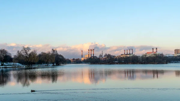 Rökning Skorstenar Ett Värmekraftverk Mot Vinter Molnig Himmel Begreppet Ekologiska — Stockfoto