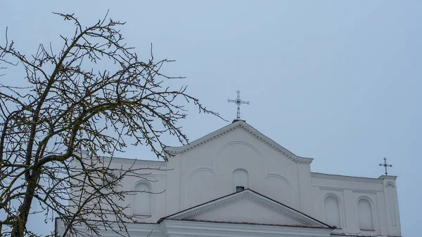 Techo Iglesia Católica Con Cruz Través Ramas Desnudas Del Árbol — Foto de Stock