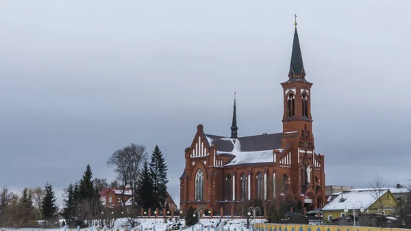 冬にはパドアの聖アンソニーのカトリック教会 ネオゴシック様式の建築物の記念碑 赤レンガ教会は湖の市内中心部に位置しています 宗教の概念 — ストック写真