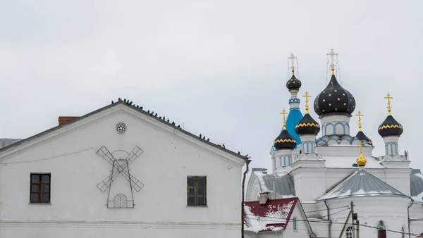 Ορθόδοξη Εκκλησία Τρούλους Σταυρούς Και Στέγη Από Λαμαρίνα Φόντο Δραματικού — Φωτογραφία Αρχείου