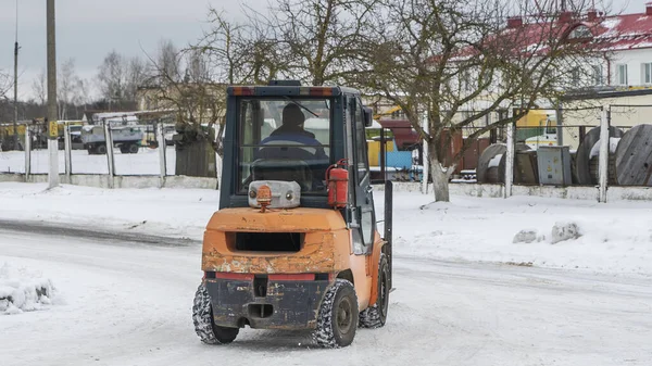 Der Gabelstapler Auf Der Winterstraße Gabelstapler Für Den Transport Von — Stockfoto