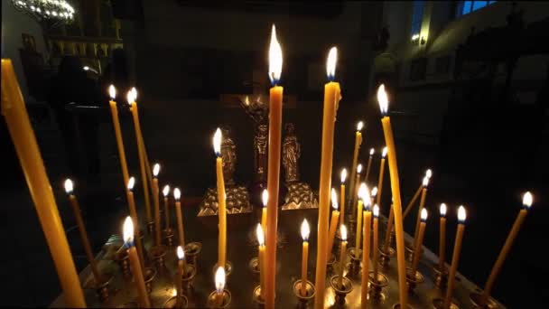Kirkelys Stearinlys Mange Brennende Vokslys Den Ortodokse Kirken Eller Tempelet – stockvideo