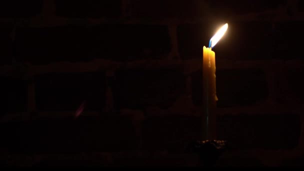 Kaarsvlam Close Een Donkere Achtergrond Gesmolten Wax Candle Lichte Rand — Stockvideo