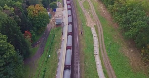 現場での貨物列車の空中ビュー 貨物長距離列車は砂利で貨物列車を運ぶ 産業と物流の概念 — ストック動画