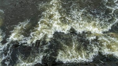 Soğuk bir nehirde kaynar su. Soyut arkaplan. Mesaj için yer var. Doğa kavramları.