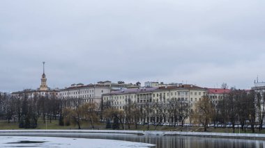 İnce buz tabakalarıyla nehrin karanlık suları. Minsk 'in merkezindeki nehirdeki ilk buz. Şehir kavramları. Metin için boşluk.
