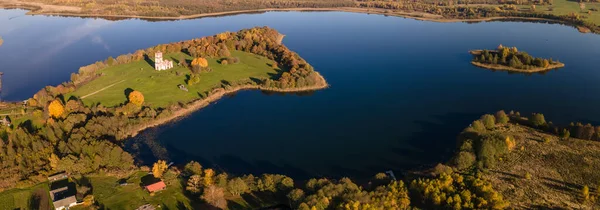 Gölde bir yarımada. Yarımadadaki eski kilisenin binası. Resimli bir manzara. Üst görünüm.