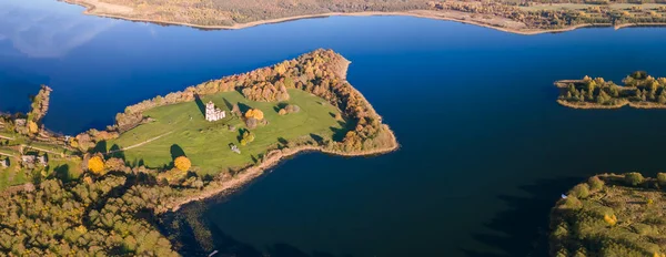Gölde bir yarımada. Yarımadadaki eski kilisenin binası. Resimli bir manzara. Üst görünüm.