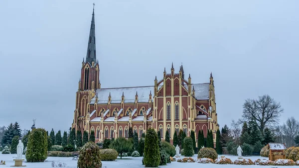 Neogótikus Katedrális Templom Város Gervyaty Fehéroroszországban Télen Drámai Égbolt Háttér — Stock Fotó