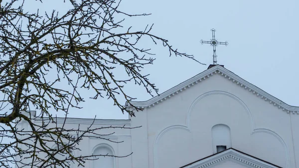 Techo Iglesia Católica Con Cruz Través Ramas Desnudas Del Árbol — Foto de Stock