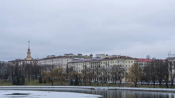 İnce buz tabakalarıyla nehrin karanlık suları. Minsk 'in merkezindeki nehirdeki ilk buz. Şehir kavramları. Metin için boşluk.