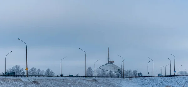 Panorama Autostrady Zimie Tle Znajduje Się Kompleks Pamiątkowy Kopca Chwały — Zdjęcie stockowe